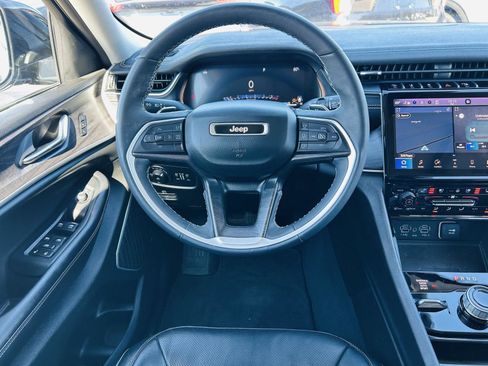 Used 2023 Jeep Grand Cherokee Limited w/ Luxury Tech Group II image 18