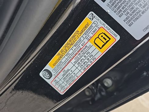 Used 2025 GMC Yukon XL Denali w/ Denali Reserve Package image 14