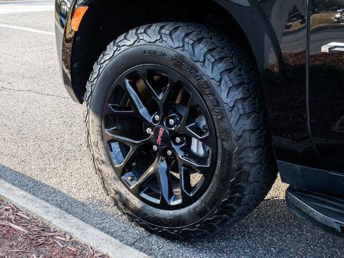 Used 2023 GMC Yukon AT4 w/ Technology Package image 5