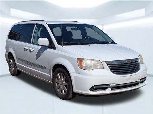 Used 2014 Chrysler Town & Country Touring image 4