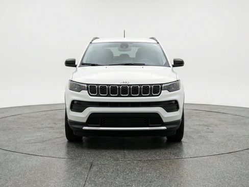 Used 2025 Jeep Compass Latitude AWD/4WD image 2