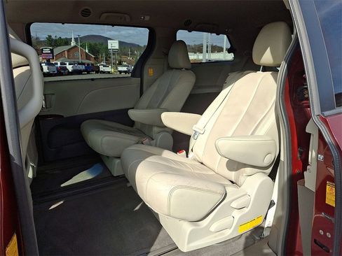 Used 2014 Toyota Sienna XLE image 9