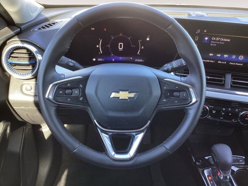 Used 2025 Chevrolet Trax LT w/ LT Convenience Package image 17