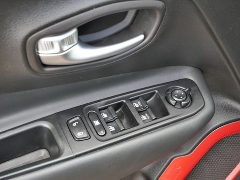 Used 2018 Jeep Renegade Trailhawk w/ Cold Weather Group II image 19