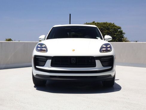 Certified 2025 Porsche Macan AWD/4WD image 6