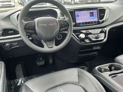 Used 2024 Chrysler Pacifica Limited FWD image 2