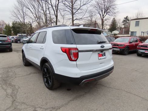 Used 2017 Ford Explorer XLT w/ Equipment Group 202A image 4
