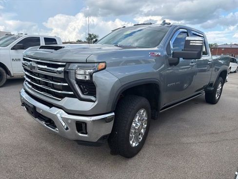 Used 2025 Chevrolet Silverado 2500 LTZ w/ LTZ Premium Package AWD/4WD image 3
