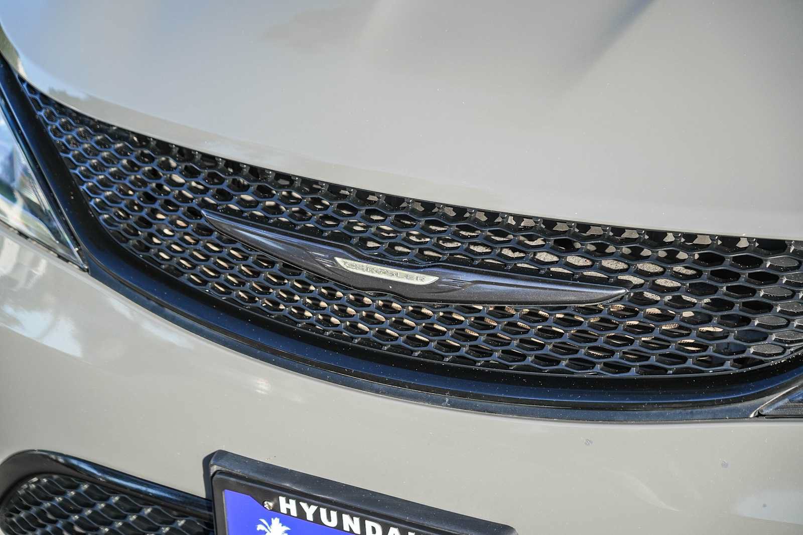 Used 2020 Chrysler Pacifica Touring w/ S Appearance Package FWD image 3