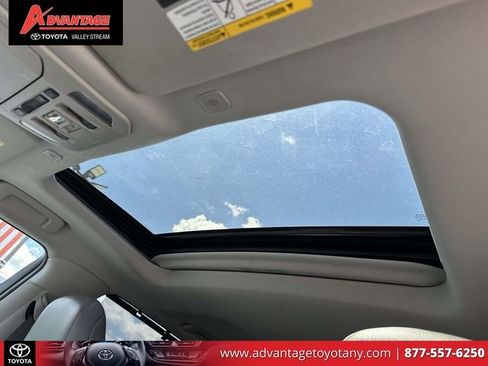 Used 2023 Toyota Highlander XLE AWD/4WD image 25