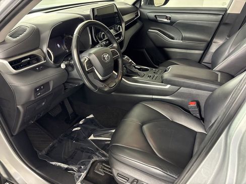 Used 2023 Toyota Highlander XLE AWD/4WD image 29