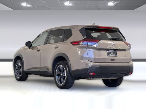 Used 2025 Nissan Rogue SV image 3