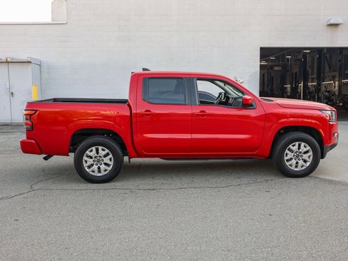 Used 2023 Nissan Frontier SV image 3