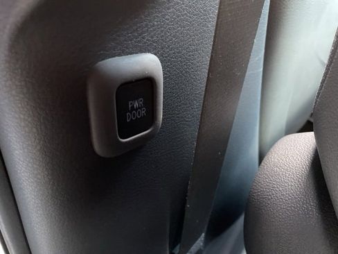 Used 2021 Toyota Sienna XLE image 14