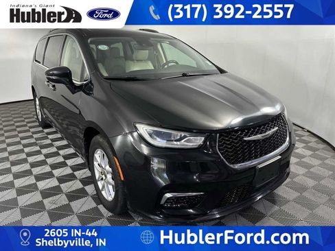 Used 2021 Chrysler Pacifica Touring-L FWD image 2