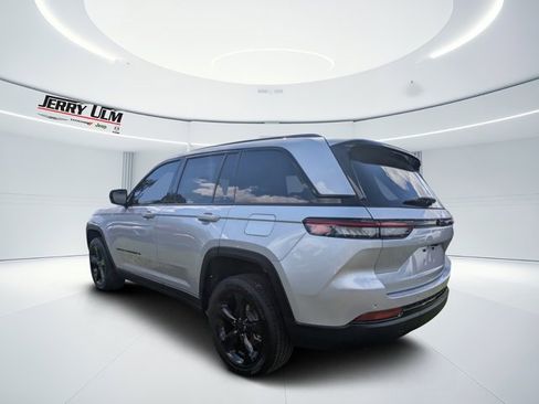 New 2025 Jeep Grand Cherokee Altitude image 5