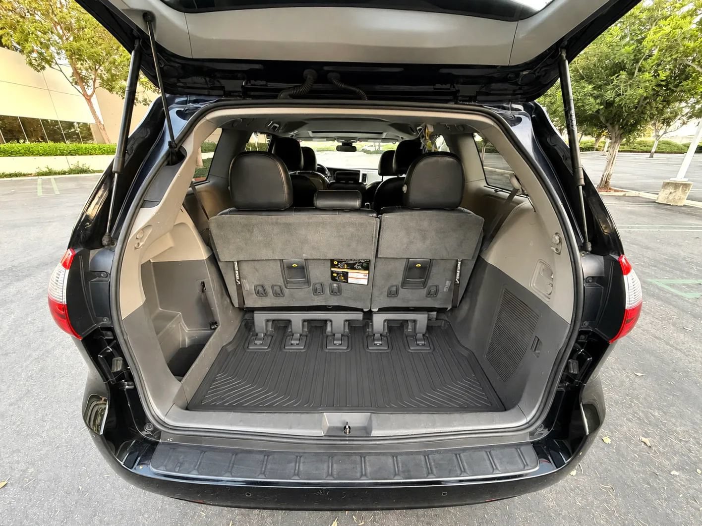 Used 2020 Toyota Sienna XLE w/ XLE Navigation Package FWD image 15