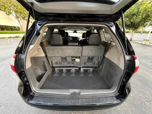Used 2020 Toyota Sienna XLE w/ XLE Navigation Package FWD image 15