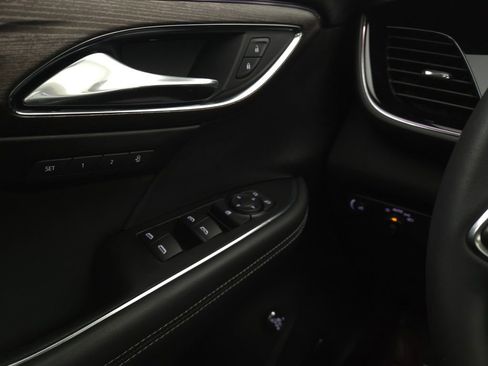 Used 2022 Buick Envision Avenir w/ Technology Package II image 37