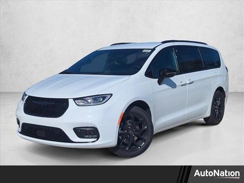 New 2026 Chrysler Pacifica Select image 1