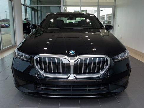 Used 2026 BMW 530i xDrive w/ Premium Package AWD/4WD image 2