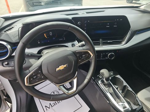 Used 2025 Chevrolet Trax LT w/ LT Convenience Package image 18