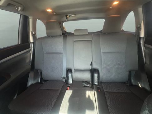 Used 2019 Toyota Highlander LE FWD image 19