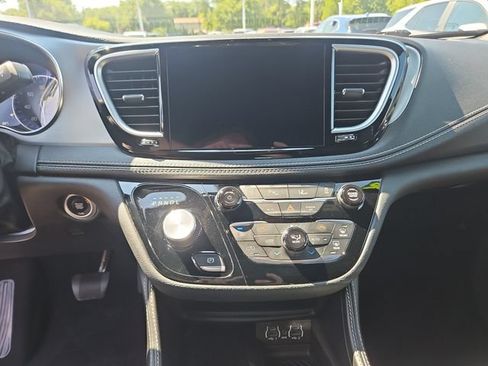 Used 2025 Chrysler Pacifica Limited FWD image 19