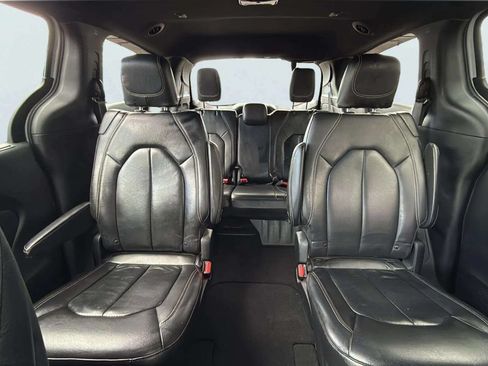 Used 2022 Chrysler Pacifica Touring-L w/ Uconnect Theater Family Group AWD/4WD image 14