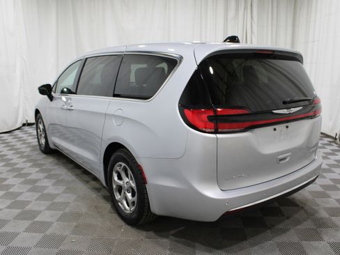 Used 2024 Chrysler Pacifica Limited image 37
