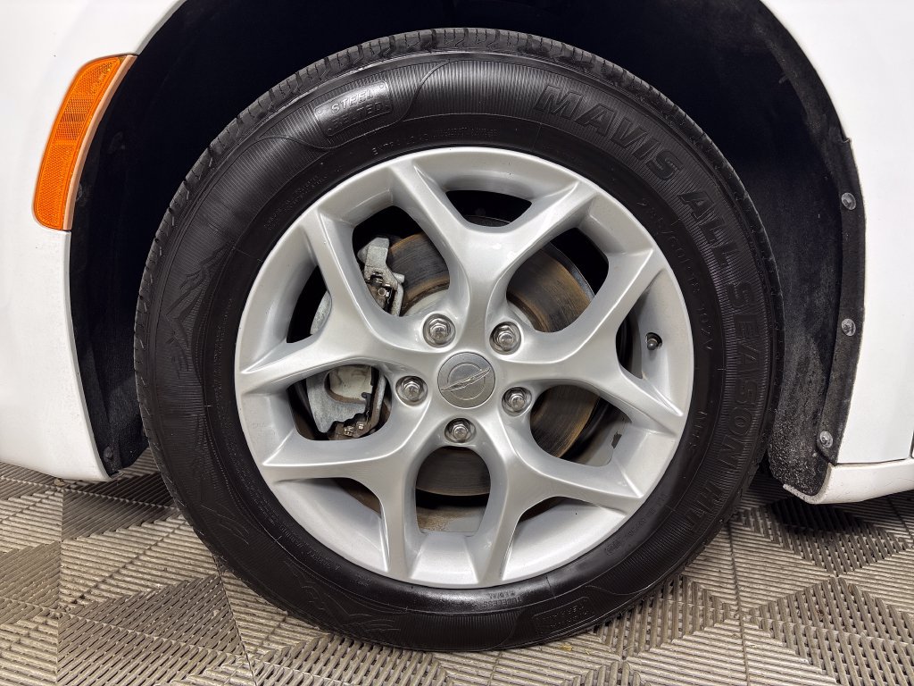 Used 2017 Chrysler Pacifica Touring-L w/ Tire & Wheel Group FWD image 12