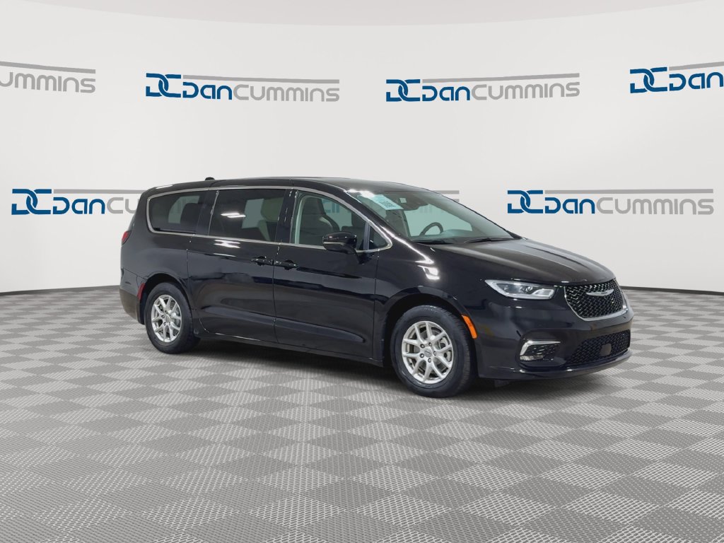 Used 2024 Chrysler Pacifica Touring-L FWD image 2