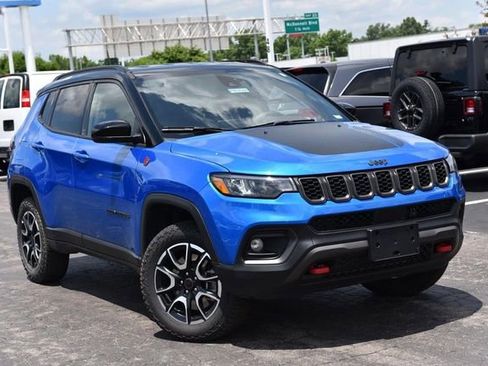 Used 2025 Jeep Compass Trailhawk AWD/4WD image 2