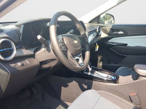 Used 2025 Chevrolet Trax LT w/ Driver Confidence Package FWD image 9