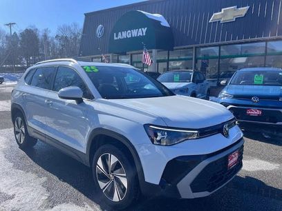 Used 2025 Volkswagen Taos SE w/ Panoramic Sunroof Package