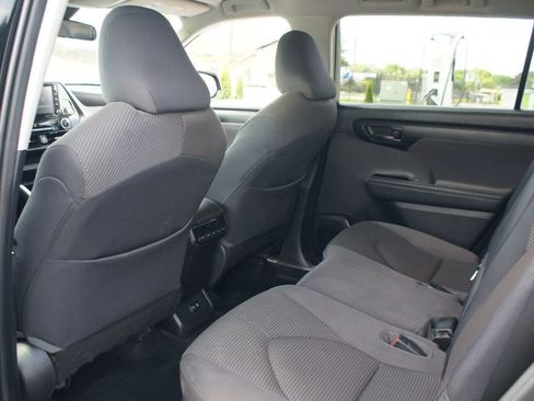 Used 2021 Toyota Highlander LE AWD/4WD image 14