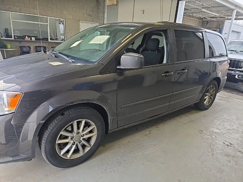 Used 2016 Dodge Grand Caravan SXT image 2
