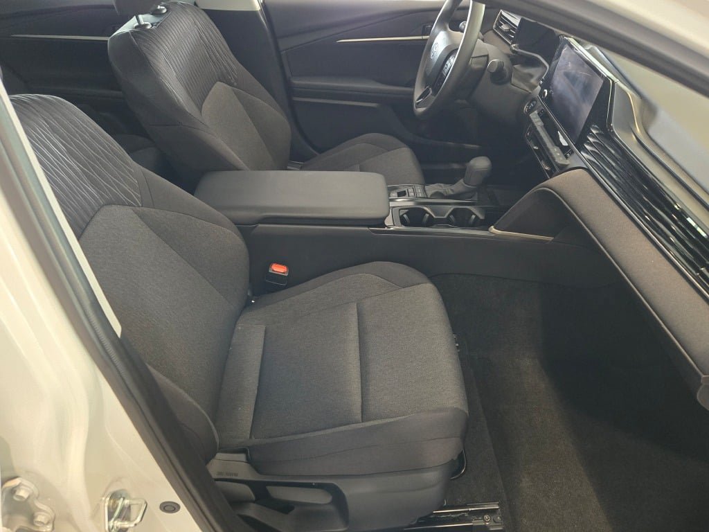 Used 2025 Toyota Camry LE AWD/4WD image 6