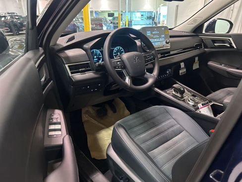 New 2025 Mitsubishi Outlander SE image 18