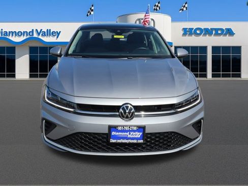 Used 2025 Volkswagen Jetta SE image 2