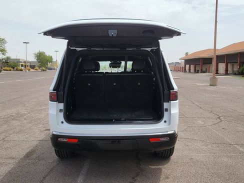 Used 2024 Jeep Wagoneer Series III AWD/4WD image 13