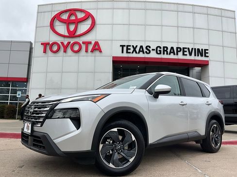 Used 2025 Nissan Rogue SV image 2