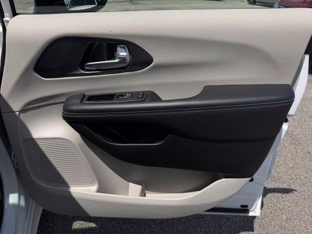 Used 2024 Chrysler Pacifica Touring-L FWD image 34
