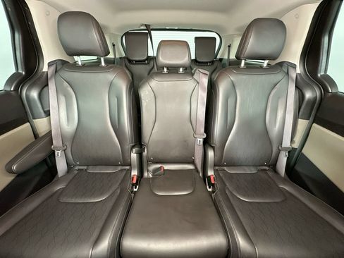 Used 2025 Kia Carnival FWD image 13