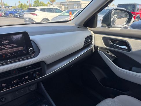 Used 2025 Nissan Rogue SV FWD image 37