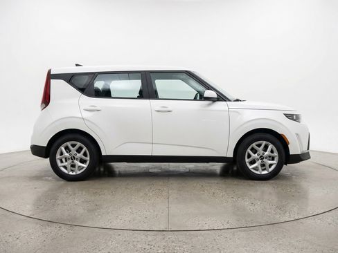 Used 2025 Kia Soul LX w/ LX Technology Package FWD image 11