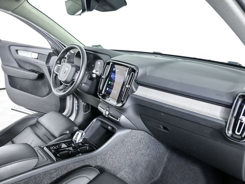 Used 2025 Volvo XC40 B5 Plus image 25
