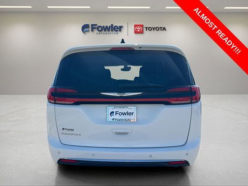 Used 2023 Chrysler Pacifica Touring-L FWD image 6