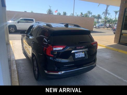 Used 2023 GMC Terrain SLT w/ LPO, Cargo Package FWD image 4