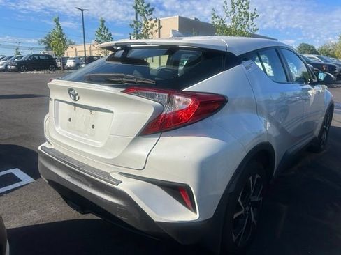 Used 2018 Toyota C-HR XLE FWD image 3
